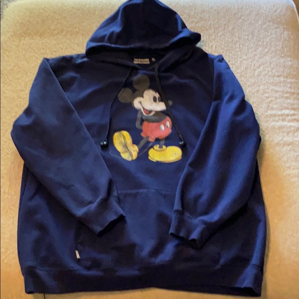 Men’s xl Disney hoodie with earbuds